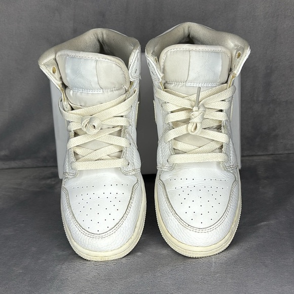 🔥🔥🔥Nike Air Jordan 1 Mid Triple White Boys Sneakers Size: 5Y🔥🔥🔥 - Picture 3 of 10